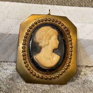 Vintage Black and White Cameo in Gold Setting